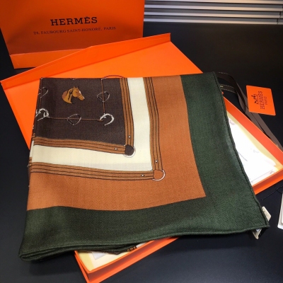 Hermes愛馬仕 高端重磅羊絨 專櫃新款高端設計師配色均考慮上身效果和色彩飽和度，色澤會濃郁而深。極其華麗的色彩，上身效果非常美豔，濃郁的色調更襯顯膚色此款配以高端定制大師級極精細&極緊致手工卷邊.手工台版印刷，套色飽滿，這樣的厚度能完美