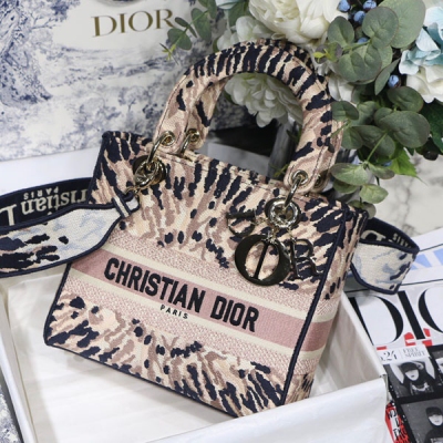 Dior迪奧 幻影粉淺金 Lady Dior 刺繡系列 Dior 最新系列，汲取大量自然元素，色調貼近植被，各式蔓藤印花，刺繡和鏤空等形式呈現自然之美大大突破常規的包型，布面材質得運用.耳目一新.刺繡 Logo 正面添加優雅中帶著帥氣 打破