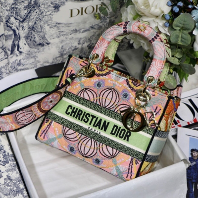Dior迪奧 多色In Lights淺金 Lady Dior 刺繡系列 M8002 這款 Lady D-Lite 手袋將經典優雅的氣質與 D.ior 品牌代表的時尚風貌融為一體。通體飾以 Dior In Lights 圖案刺繡，靈感源自義大