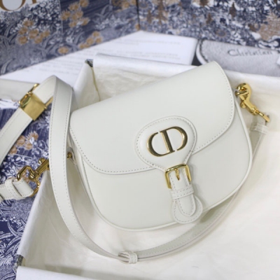 Dior迪奧 2021 BOBBY全皮系列 小號白色 在出自瑪麗亞·嘉茜婭·蔻麗（Maria GraziaChiuri）之手的二零二零秋裝系列發佈之際，推出了新款 BOBBY手袋 糅合經典與時尚，巧妙地向Christian Dior的愛犬致