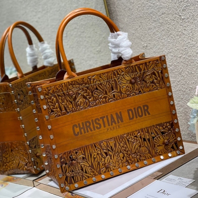 Dior迪奧 全皮雕花 小號 Dior book tote 購物袋 這款Book Tote手袋靈感來自女裝創意總監瑪麗亞·嘉茜婭·蔻麗（Maria Grazia Chiuri）是體現Dior審美的主打產品。可收納各種日常用品，全新演繹Bay