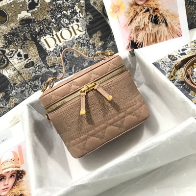 Dior迪奧 化妝包Dior Travel 手袋彰顯本季風采。精心製作，搭配藤格紋緝麵線，飾以“Christian Dior”壓花標誌。主隔層帶有拉鍊開合，可收納手機、錢包、AirPods 耳機套和筆記本。這款手袋是一款理想的日常良伴，搭配
