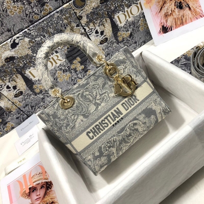 Dior迪奧 Lady D-Lite 五格刺繡灰色老虎，通體飾以灰色刺繡 Reverse 茹伊印花，全新演繹 Dior 的標誌性圖案，突顯反色效果。正面飾以“CHRISTIAN DIOR”標誌，搭配富有質感的淺金色飾面金屬“D.I.O.R.