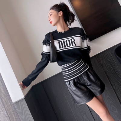 Dior迪奧 CD 21fw 秋冬最最新款流蘇毛衣 背心 連衣裙 黑白拼色高級時髦 手工剪的流蘇慵懶隨意 版型很贊日常百搭非常有亮點的設計 SML