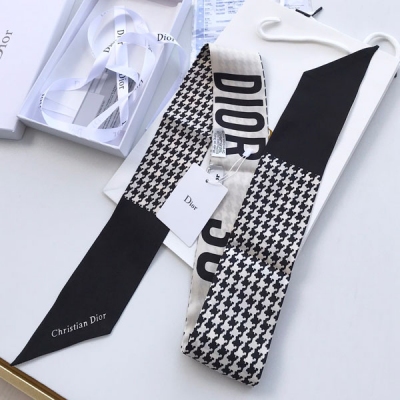 Dior迪奧 代購品質 細節完美 飄帶兩面不同的元素都是Dior的主打元素一萬個信心推薦，品質非常贊，即便手殘黨，6x100cm你隨便系下都能很好傳達出時髦的細節感