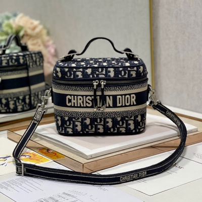 Dior迪奧 CD 斜挎藍D化妝包，正面飾以“CHRISTIAN DIOR”標誌。搭配可拆卸、可調節的同色調刺繡肩帶，令造型更加精緻。精巧的設計充分體現 Dior 的精湛工藝，是理想的旅行良伴。可與其他 DiorTravel 單品搭配，打造