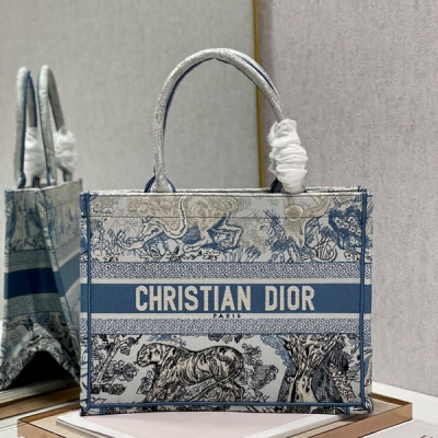 Dior迪奧 CD book tote 購物袋 這款Book Tote手袋靈感來自女裝創意總監瑪麗亞·嘉茜婭·蔻麗（Maria Grazia Chiuri）是體現Dior審美的主打產品。可收納各種日常用品，全新演繹Bayadere圖案混合效