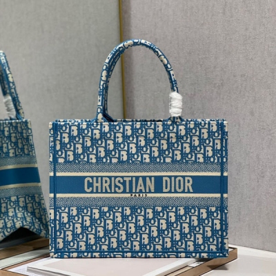 Dior迪奧 CD book tote 購物袋 這款Book Tote手袋靈感來自女裝創意總監瑪麗亞·嘉茜婭·蔻麗（Maria Grazia Chiuri）是體現Dior審美的主打產品。可收納各種日常用品，全新演繹Bayadere圖案混合效