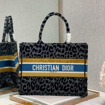 Dior迪奧 CD 絨灰色豹紋 小號 Dior book tote 購物袋 這款Book Tote手袋靈感來自女裝創意總監瑪麗亞·嘉茜婭·蔻麗（Maria Grazia Chiuri）是體現Dior審美的主打產品。可收納各種日常用品，全新演