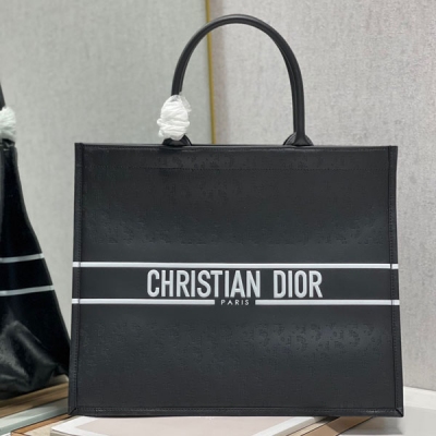 Dior迪奧 CD Dior book tote 購物袋 這款Book Tote手袋靈感來自女裝創意總監瑪麗亞·嘉茜婭·蔻麗（Maria Grazia Chiuri）是體現Dior審美的主打產品。可收納各種日常用品，全新演繹Bayadere
