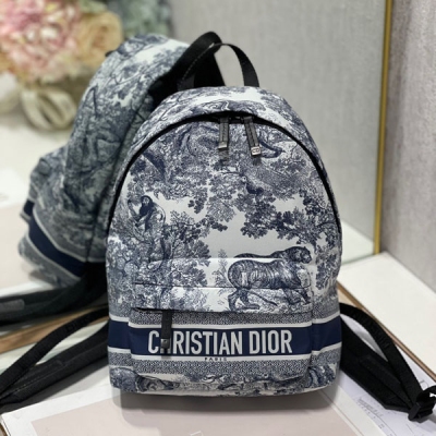 Dior迪奧 CD 科技布面料 背包 這款 DiorTravel Backpack 雙肩背包精巧實用。採用科技面料精心製作，飾以藍色 Reverse 茹伊印花圖案，全新演繹標誌性圖案，突顯反色效果。正面飾以“CHRISTIAN DIOR”標