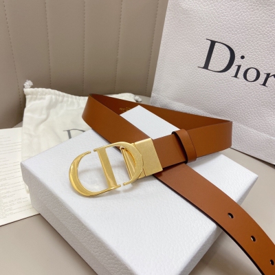 Dior迪奧 2021年新品 官網新款款 火爆王子文同款 超火度假系列CD旋轉扣，精選正品進口小牛皮製作，寬度3.0cm，上身超好看
