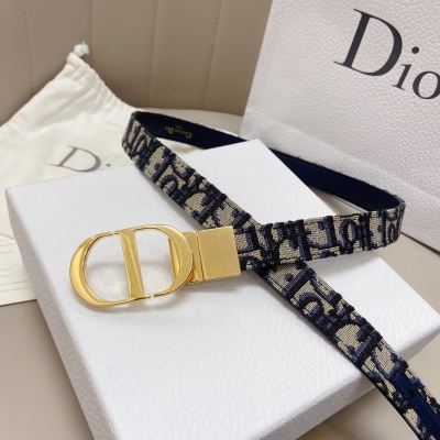 Dior迪奧 2021年新品 官網新款款 火爆王子文同款 超火度假系列CD旋轉扣,寬度2.0cm，上身超好看