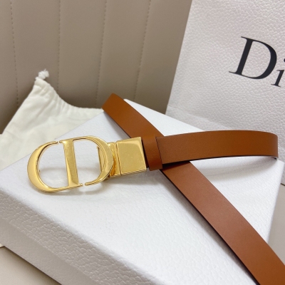 Dior迪奧 2021年新品 官網新款款 火爆王子文同款 超火度假系列CD旋轉扣，精選正品進口小牛皮製作，寬度2.0cm，上身超好看