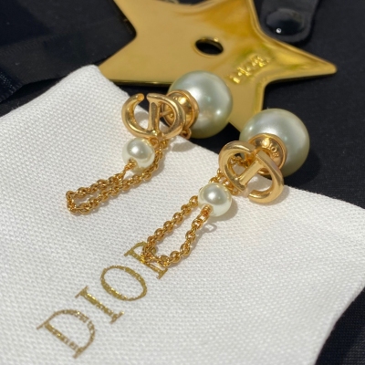 Dior迪奧 耳釘 21k最美飾品 戴上超溫柔 有Vintage味道。特別好