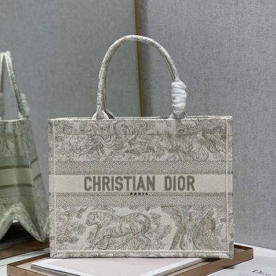 Dior迪奧 金屬老虎 Dior book tote 購物袋 這款Book Tote手袋靈感來自女裝創意總監瑪麗亞·嘉茜婭·蔻麗（Maria Grazia Chiuri）是體現Dior審美的主打產品。可收納各種日常用品，全新演繹Bayade