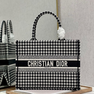 Dior迪奧 勻紋黑千鳥格 小號 Dior book tote 購物袋 這款Book Tote手袋靈感來自女裝創意總監瑪麗亞·嘉茜婭·蔻麗（Maria Grazia Chiuri）是體現Dior審美的主打產品。可收納各種日常用品，全新演繹B