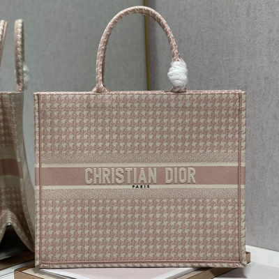 Dior迪奧 勻紋粉千鳥格 大號 Dior book tote 購物袋 這款Book Tote手袋靈感來自女裝創意總監瑪麗亞·嘉茜婭·蔻麗（Maria Grazia Chiuri）是體現Dior審美的主打產品。可收納各種日常用品，全新演繹B