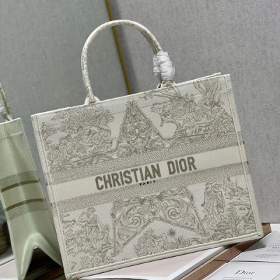 Dior迪奧 金屬貓頭鷹 大號 Dior book tote 購物袋 這款Book Tote手袋靈感來自女裝創意總監瑪麗亞·嘉茜婭·蔻麗（Maria Grazia Chiuri）是體現Dior審美的主打產品。可收納各種日常用品，全新演繹Ba