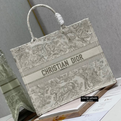 Dior迪奧 金屬老虎 大號 Dior book tote 購物袋 這款Book Tote手袋靈感來自女裝創意總監瑪麗亞·嘉茜婭·蔻麗（Maria Grazia Chiuri）是體現Dior審美的主打產品。可收納各種日常用品，全新演繹Bay