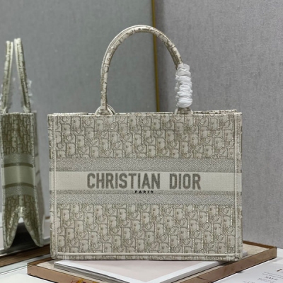 Dior迪奧 金屬D 小號 Dior book tote 購物袋 這款Book Tote手袋靈感來自女裝創意總監瑪麗亞·嘉茜婭·蔻麗（Maria Grazia Chiuri）是體現Dior審美的主打產品。可收納各種日常用品，全新演繹Baya
