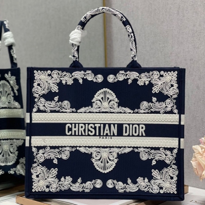 Dior迪奧 繩索工藝深蘭 大號 Dior book tote 購物袋 這款Book Tote手袋靈感來自女裝創意總監瑪麗亞·嘉茜婭·蔻麗（Maria Grazia Chiuri）是體現Dior審美的主打產品。可收納各種日常用品，全新演繹B