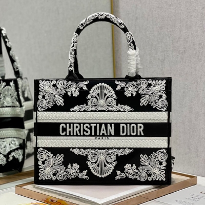 Dior迪奧 全皮繩索黑色 小號 Dior book tote 購物袋 這款Book Tote手袋靈感來自女裝創意總監瑪麗亞·嘉茜婭·蔻麗（Maria Grazia Chiuri）是體現Dior審美的主打產品。可收納各種日常用品，全新演繹B
