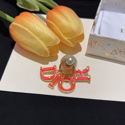 Dior迪奧 2022 春季Tribales系列 單只前後珠耳環 螢光粉色透明樹脂精心製作 後側飾以標誌性的珠飾 點綴以金色飾面金屬“CD”標誌 時髦小姐姐必備神器