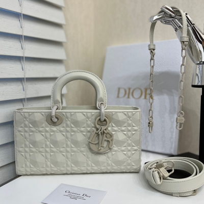 Dior迪奧 這款Lady D-Joy手袋凸顯 Lady Dior系列標誌性的簡約美學，體現了Dior 對優雅和美麗的深刻洞見。精緻典雅，採用牛皮革精心製作，飾以黑色鑽石形圖案藤格紋，搭配同色調啞光金屬“D.I.O.R.”吊飾提升格調，為精