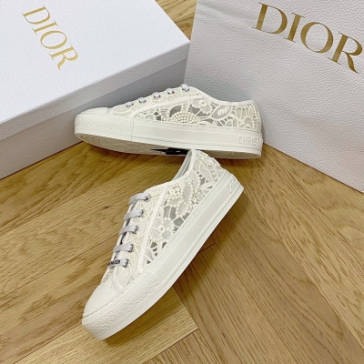 Dior迪奧 新款蕾絲立體刺繡休閒系列 頂級品質，鞋面布料都是雙面純棉絲立體電繡，整個系列出來猶如一件件工藝品，獨具匠心！內裡進口水染小羊皮，鞋底一體成型五角星大底，碼數35-40（40定制）