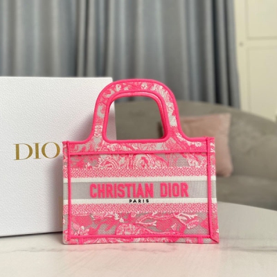 Dior迪奧 新品 迷你號 BOOK TOTE 手袋 透明效果帆布螢光橙色茹伊印花 (23x 17x 7cm) 這款 Book Tote 手袋由 Dior 創意總監瑪麗亞·嘉茜婭·蔻麗 (Maria Grazia Chiuri) 設計，是
