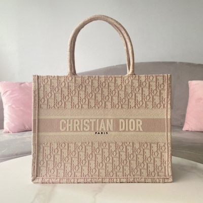 Dior迪奧 新品 粉D小號 BOOK TOTE 手袋 粉色刺繡 Oblique 印花 這款 Book Tote 手袋由 Dior 女裝創意總監瑪麗亞·嘉茜婭·蔻麗 (Maria Grazia Chiuri) 設計，是體現 Dior 審美的