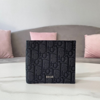 Dior迪奧 短款錢包 黑色 Oblique 印花 這款雙折錢包採用最初於 1967 年推出的標誌性黑色 Oblique 印花精心製作。正面點綴有金屬覆層黃銅鐫刻的徽標，內部以光滑牛皮革作為裡料，設有 1 個現金隔層、2 個平整隔層和 8