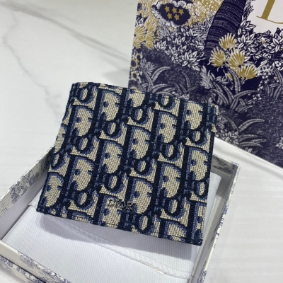 Dior迪奧 短款錢包 米色和黑色 Oblique 印花 這款雙折錢包採用最初於 1967 年推出的標誌性米色和黑色 Oblique 印花精心製作。正面點綴有金屬覆層黃銅鐫刻的徽標，內部以光滑牛皮革作為裡料，設有 1 個現金隔層、2 個平整