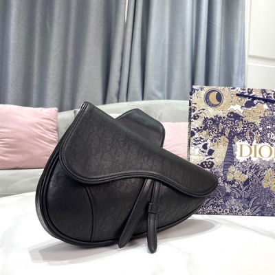 Dior迪奧 新品 馬鞍包胸包 黑色 Oblique Galaxy 印花皮革 這款馬鞍包採用別致的黑色 Oblique Galaxy 印花皮革製作，鏤空的光滑牛皮革搭配反光裡料，打造 Oblique 印花效果，彰顯 Dior 精湛的皮革工藝