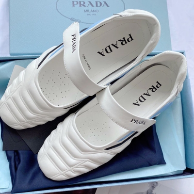 Prada普拉達 最新款瑪麗珍鞋 看似簡單工藝卻超級複雜，鞋面採用原版進口立體壓花牛皮，內裡羊皮，原版開模大底，碼數35-39（40定做）