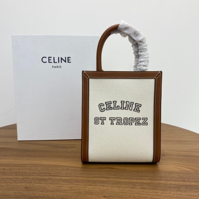 Celine Triomphe Mini Tote 搭配小精靈 簡直不要太可愛啦啦 涉獵廣眾集美們 停止不了的魅力 尺寸：17-20-6cm