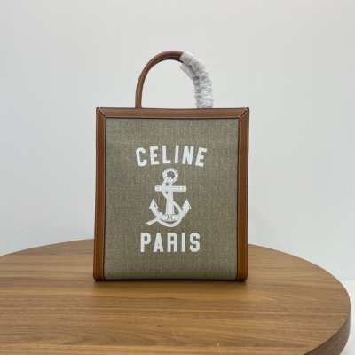 Celine CABAS帆布系列風靡toto 筆記本毫無壓力 背上行囊超高奢 萬能的百搭短途旅行實用超贊 毫無違和感 尺寸：32x29x8cm