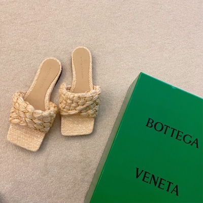 BV Bottega Veneta 新款草編質感拖鞋 材質：進口拉菲草編織面料，大底選用義大利牛皮大底搭配橡膠注塑工藝，中底依然沿用進口材質紅板，高壓定型，碼數35-40（40定制）