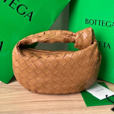 BV Bottega Veneta 2022早春系列新品Mini Jodie 新做法是原有的基礎上圓化邊角，以經典編織皮革打結圓形hobo包，最有標誌性三角拉版設計，採用羊皮垂軟造型，超級適合凹造型 Jodie給人的感覺真的超溫柔，絕對是日