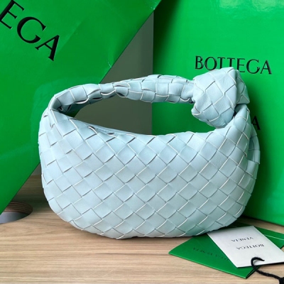 BV Bottega Veneta 2022早春系列新品Mini Jodie 新做法是原有的基礎上圓化邊角，以經典編織皮革打結圓形hobo包，最有標誌性三角拉版設計，採用羊皮垂軟造型，超級適合凹造型 Jodie給人的感覺真的超溫柔，絕對是日