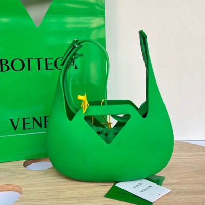 BV Bottega Veneta 新款來襲 696920 橡膠肩背包 哇哇哇！形狀簡直是點睛之筆，由天鵝絨橡膠製成肩背包 這種特別的材質讓包包即輕便又柔軟實用，內搭一個尼龍抽繩小袋可隨意拆卸 真的很適合女孩子收納各種小物件了~耐用輕便好收