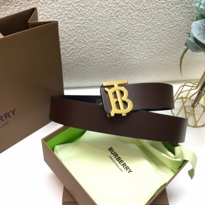 Burberry巴寶莉 義大利制皮革腰帶，採用百搭雙色設計。飾牌搭扣裝飾專屬標識圖案。4cm