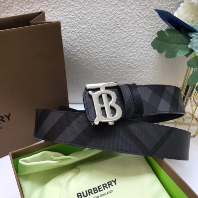 Burberry巴寶莉 義大利制皮革腰帶，採用百搭雙色設計。飾牌搭扣裝飾專屬標識圖案。4cm