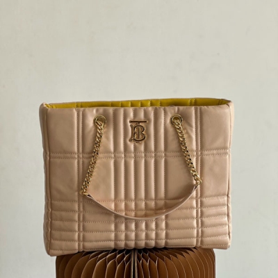 Burberry巴寶莉 最新款柔軟別致的絎縫購物袋90591！選用義大利鞣制羔羊皮材質匠心打造，裝飾 T/B專屬標識，搭配精美的鏈條背帶。可手提，或締造肩背造型。尺寸36 x 10 x 30cm