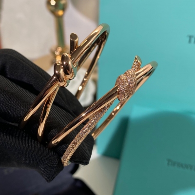 Tiffany&Co蒂芙尼 Tiffany&Co 蒂芙尼 knot手環 我敢保證又一經典再現 採用V金材質 電鍍1咪K金 持久保色 尺碼：美號5678 顏色：玫瑰金T家手環