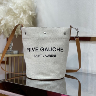 Yves Saint Laurent YSL聖羅蘭 RIVE GAUCHE 專櫃最新RIVE GAUCHE法式麻布水桶包，簡約大氣的造型絕對是街拍爆款，Rose也在用噢！包身採用進口耐磨防水麻布製作，肩帶及底部配原廠牛皮，耐用程度大大提高，
