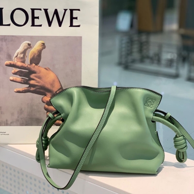 Loewe羅意威 Flamenco clutch-NEW 2021 迷你 mini flamenco clutch bag 可手拿亦可優雅斜挎 雲朵般溫暖亦輕盈的造型如此簡單，耐看不會out的款式！包袋採用進口小牛皮，手感如羊皮般細膩柔軟，