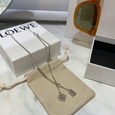 Loewe羅意威 Loewe Vintage 羅意威 銀色月餅項鍊 一條配飾擺脫路人甲 提升時髦氣質 黃銅材質 配正品盒