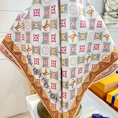 LV路易威登 圍巾 Monogram Tiles方巾以全新風格演繹品牌的經典圖案。Monogram花卉圖案與LV Initials以不同色彩呈現，和飾邊形成鮮明對比，令人聯想起優美的馬賽克之餘，穿搭時更展現美不